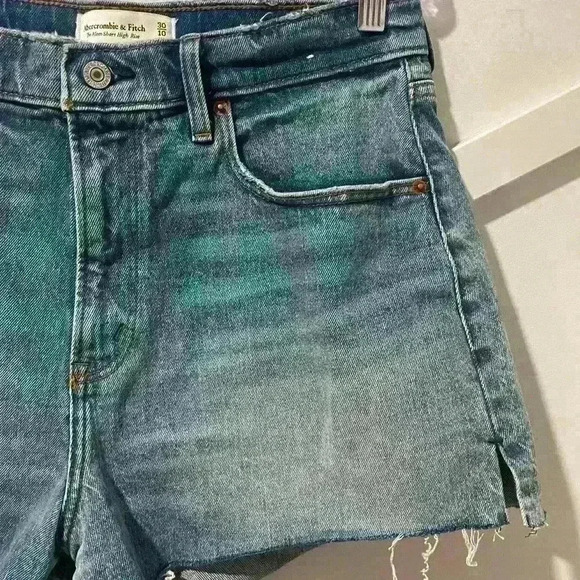 Abercrombie & Fitch Mom Hight Rise Denim  Pride Sequin Heart Shorts Size 30/10 - Picture 9 of 13